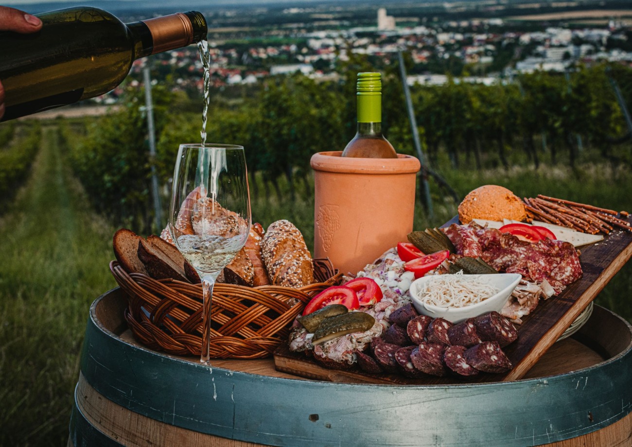 Regionale Schmankerl in den Weinbergen  © Weinland Thermenregion/Adrian Almasan