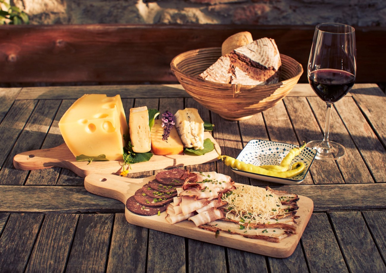 Leckere Speisen udn dazu ein köstlicher Wein im Urlaub in Niederösterreich © Niederösterreich Werbung / Andreas Hofer