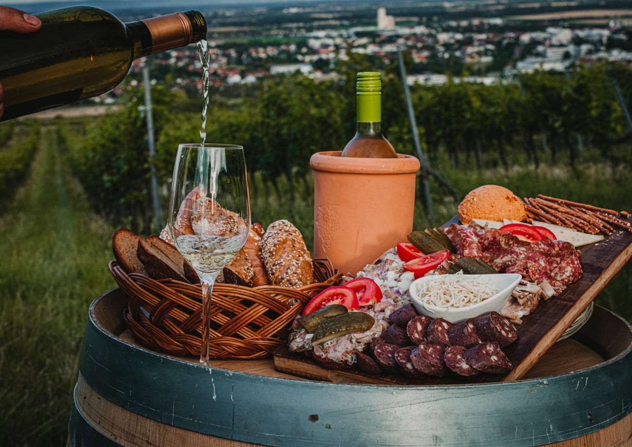 Regionale Schmankerl in den Weinbergen  © Weinland Thermenregion/Adrian Almasan