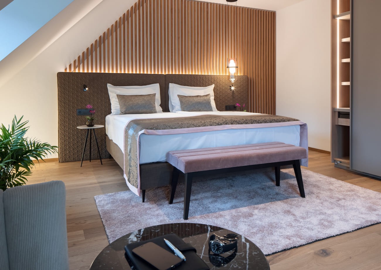 Das moderne Schlafzimmer mit Sitzbereich