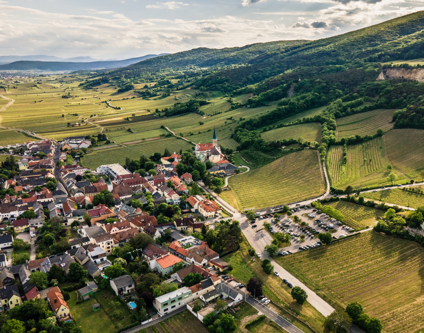 Luftbild des Hotel Turmhof am Rand der Weinberge in Gumpoldskirchen