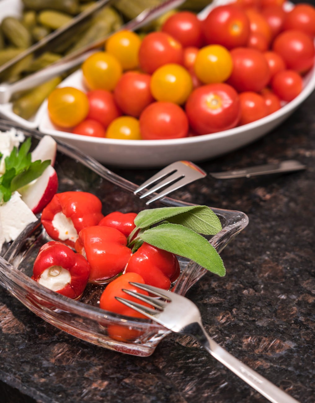 Tomaten und gefüllte, scharfe Paprika