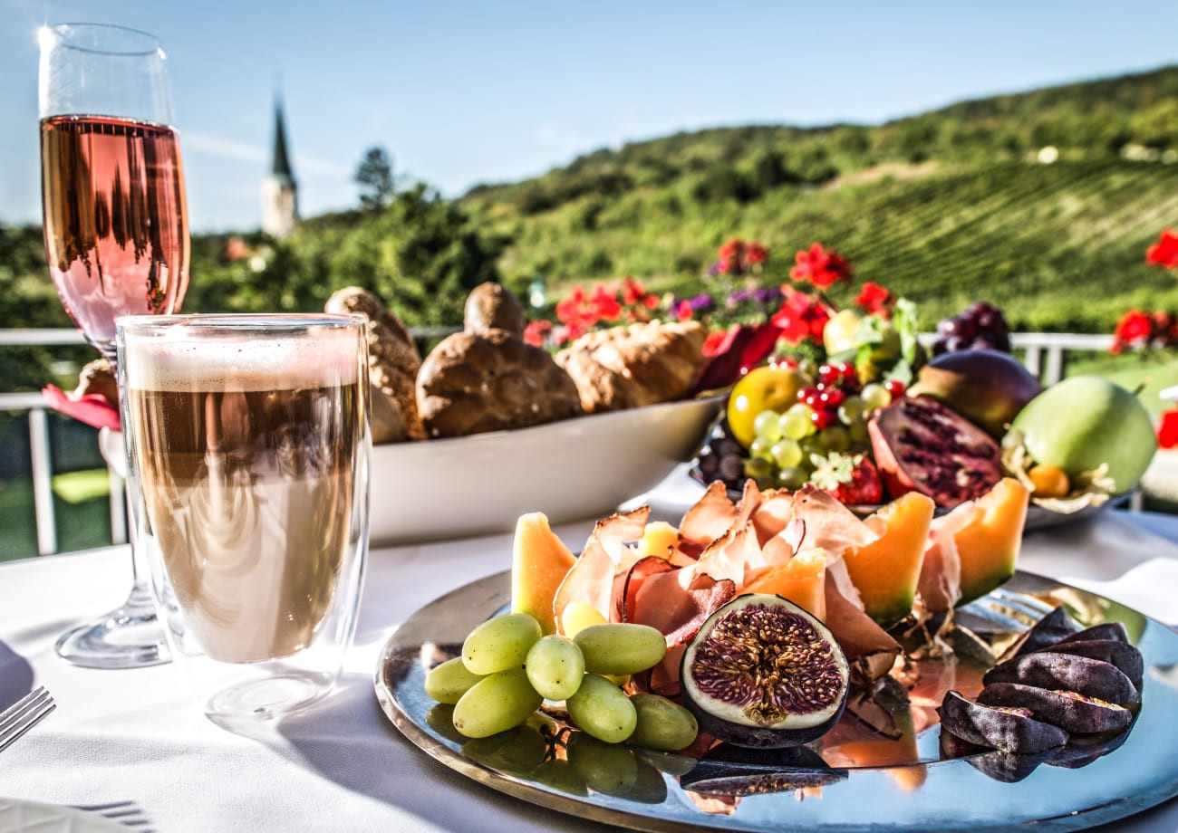Kaffee, ein Glas Sekt und frisches Obst zum Frühstück genießen