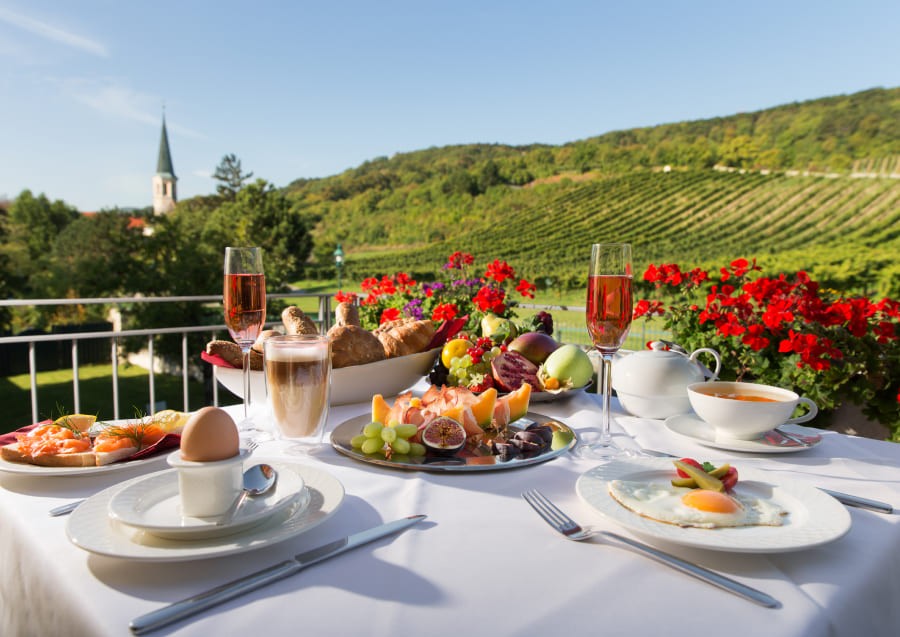 Frühstück mit Blick auf die Weinberge